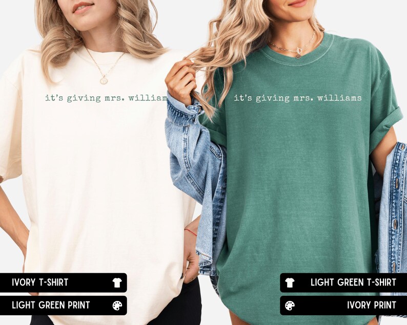 K&ouml;nnte beinhalten: Zwei kurz&auml;rmelige T-Shirts mit Rundhalsausschnitt, eines in Elfenbein und eines in Hellgr&uuml;n. Beide Shirts tragen den Schriftzug "it's giving mrs. williams" auf der Brust in einer Schreibmaschinen-Schriftart. Das elfenbeinfarbene Shirt hat hellgr&uuml;nen Text, das hellgr&uuml;ne Shirt elfenbeinfarbenen Text.