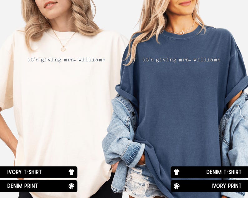 K&ouml;nnte beinhalten: Zwei kurz&auml;rmelige T-Shirts mit Rundhalsausschnitt, eines in Elfenbein und eines in Denimblau, beide mit dem schwarzen Schriftzug "it's giving mrs. williams" auf der Brust. Die T-Shirts haben eine lockere Passform mit klassischem Ausschnitt und Saum.
