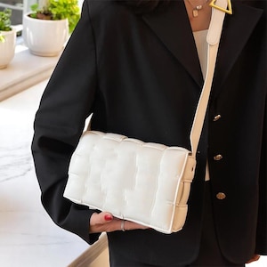 Vegan Leder Umhängetasche | Geflochtene Knödel Schultertasche | Kleine gewebte gepolsterte Handtasche | Boho Style Tasche | Geschenk für Sie