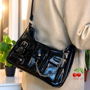 Gothic Umhängetasche für Damen – Y2K Harajuku Leder Handtasche mit Schwarzen Ketten | Edgy Top Handle Sac | Gothic Mode Accessoires