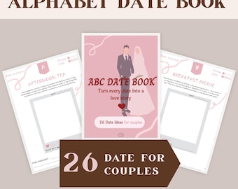 Op de afbeelding: Printbaar alfabet datumboek met drie pagina's. De middelste pagina is roze met de tekst "ABC Date Book" en "26 Date Ideas for couples". De andere pagina's zijn wit met date-ideeën. De bovenkant van de afbeelding zegt "Printbaar alfabet datumboek".