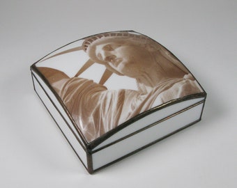 Jewelry box - Statue of Liberty head image on top