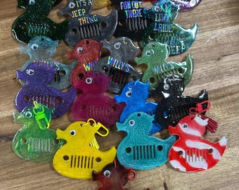 Llaveros de pato Jeep seleccionados al azar / Adorno para bolso / Regalo para él / Regalo para ella / Amantes de Jeep /