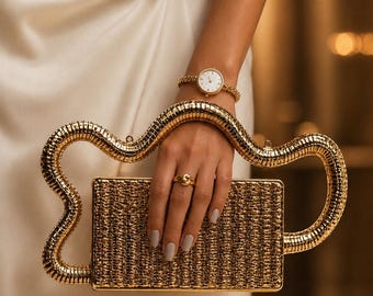 Bolsa de mão de luxo com alça ondulada para a noite, carteira rígida metálica dourada, bolsa de mão com alça em formato de nuvem inspirada em designers, bolsa para festa de casamento.
