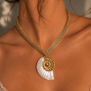 Stainless Steel Conch Pendant Necklace for Women – Trendy Statement Shell Necklace with Knitted Mesh Chain, Coastal Inspired Jewelry Gift