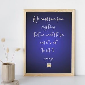 Può includere: Una stampa incorniciata con uno sfondo sfumato blu e testo bianco che recita "We could have been anything that we wanted to be, and it's not too late to change".