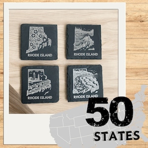 Rhode Island - Juego de 4 posavasos de pizarra grabados / Regalo de inauguración de la casa personalizado / Patriotas y viajeros del estado / Posavasos de pizarra grabados