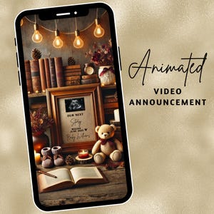 Pode incluir: A tela de um telefone digital exibindo um anúncio de vídeo para a chegada de um bebê. O vídeo apresenta um ambiente rústico e aconchegante com uma imagem de ultrassom emoldurada, um urso de pelúcia e um livro. O texto na moldura diz "Our next story begins June 2023 Baby Williams".