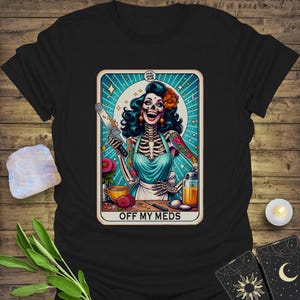 Off My Meds Tarot T-Shirt – Maglietta divertente da strega, maglietta esoterica da strega, moda boho mistica, regalo spirituale per le donne