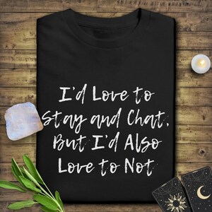 I'd Love To Stay And Chat T-Shirt - Lustiges Witchy Shirt, Witchy Esoterik Tee, mystische Boho Fashion, spirituelles Geschenk für Frauen