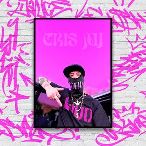 Op de afbeelding: Een roze en zwarte poster met de tekst "CRIS MJ" bovenaan. Een persoon die een zwart shirt draagt met het woord "SOLID" erop gedrukt in roze letters staat voor een auto. De persoon draagt een zwart gezichtsmasker met het woord "SOLID" erop gedrukt in witte letters. De persoon draagt een zwarte baseballpet.