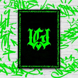 Peut inclure: Une affiche noire avec du texte de style graffiti vert fluo et un emblème central stylisé "LW". L'affiche est placée contre un mur de briques blanches avec des graffitis verts supplémentaires. Le texte comprend des phrases et des chiffres.