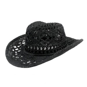 Puede incluir: Un sombrero de vaquero negro con un dise&ntilde;o tejido. El sombrero tiene un ala ancha y una banda decorativa alrededor de la corona. El sombrero est&aacute; hecho de un material tejido y el dise&ntilde;o permite la ventilaci&oacute;n.