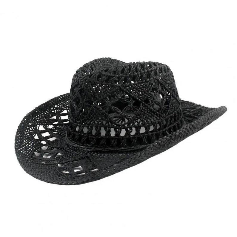 Puede incluir: Un sombrero de vaquero negro con un dise&ntilde;o tejido. El sombrero tiene un ala ancha y una banda decorativa alrededor de la corona. El sombrero est&aacute; hecho de un material tejido y el dise&ntilde;o permite la ventilaci&oacute;n.