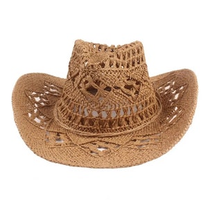 Puede incluir: Sombrero de vaquero tejido en color marr&oacute;n claro. El sombrero presenta un dise&ntilde;o de tejido abierto en la copa y el ala, con patrones decorativos. Tiene la forma cl&aacute;sica de un sombrero de vaquero, con ala ancha y copa ligeramente hundida.