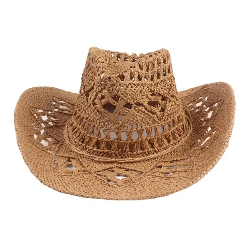 Puede incluir: Sombrero de vaquero tejido en color marr&oacute;n claro. El sombrero presenta un dise&ntilde;o de tejido abierto en la copa y el ala, con patrones decorativos. Tiene la forma cl&aacute;sica de un sombrero de vaquero, con ala ancha y copa ligeramente hundida.