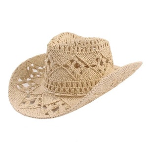 Puede incluir: Sombrero de vaquero beige con dise&ntilde;o tejido. El sombrero presenta un ala ancha y un patr&oacute;n calado detallado en la corona y el ala. El sombrero est&aacute; hecho de un material de aspecto natural, perfecto para la protecci&oacute;n solar.