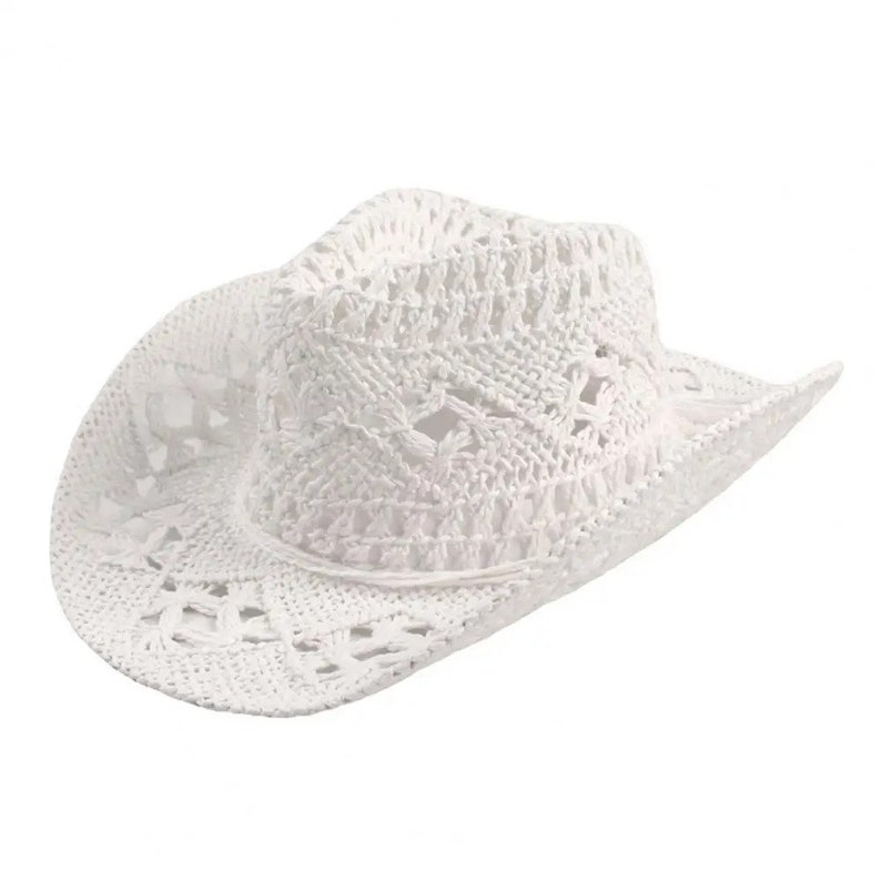 Puede incluir: Sombrero de vaquero blanco de ganchillo con ala ancha. El sombrero presenta un dise&ntilde;o de tejido abierto con recortes decorativos y una fina banda alrededor de la corona. Fabricado con un material ligero, ideal para la protecci&oacute;n solar.