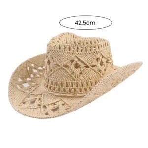 Puede incluir: Sombrero de vaquero beige con un dise&ntilde;o de tejido abierto. La corona del sombrero mide 42,5 cm de di&aacute;metro. El ala es ancha y ligeramente curvada. El sombrero est&aacute; hecho de un material tejido, probablemente paja o fibra similar.