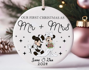 Può includere: Addobbo natalizio in ceramica bianca con Mickey e Minnie Mouse vestiti da sposi. L'addobbo recita "Our First Christmas as Mr. & Mrs.  [Name] & [Name] 2024".