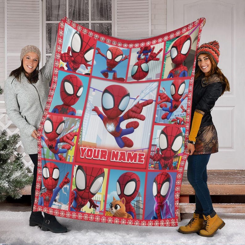 Pu&ograve; includere: Una coperta rossa e blu a tema Spider-Man con un motivo a griglia che presenta varie pose del supereroe. La coperta ha un bordo rosso con dettagli a fiocco di neve e il testo "YOUR NAME".