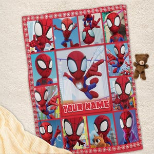 Pu&ograve; includere: Una coperta rossa e blu a tema Spider-Man con un motivo a griglia con varie illustrazioni di Spider-Man. La coperta ha un bordo rosso con un motivo a fiocco di neve e un pannello centrale con la scritta "YOUR NAME".
