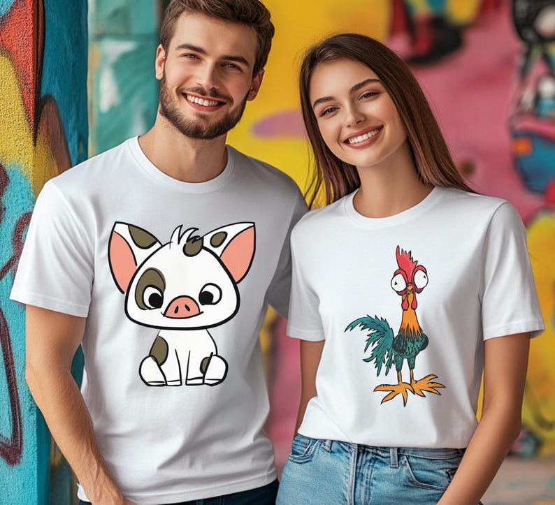 Puede incluir: Dos camisetas blancas de manga corta. Una camiseta presenta un cerdo de dibujos animados con manchas negras y ojos grandes. La otra muestra un gallo de dibujos animados con cresta roja, ojos muy abiertos y plumas coloridas. Cuello redondo.