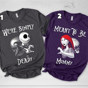 Puede incluir: Dos camisetas de manga corta, una gris oscuro y otra morada, con estampados gr&aacute;ficos de personajes. La camiseta gris muestra un personaje esqueleto con el texto "WE'RE SIMPLY DEADY", mientras que la morada muestra un personaje de pelo rojo con "MEANT TO BE MUMMY."