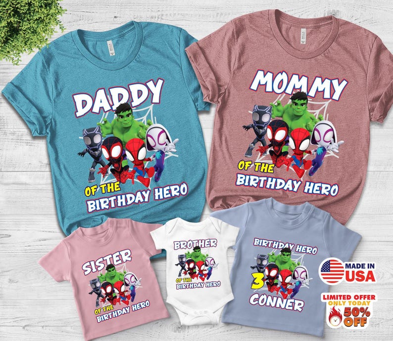 Puede incluir: Una colecci&oacute;n de cinco camisetas y un body en azul, rosa y blanco, con gr&aacute;ficos de superh&eacute;roes de dibujos animados como Hulk, Black Panther y Spider-Man. El texto incluye DADDY, MOMMY, SISTER, BROTHER y BIRTHDAY HERO CONNER.