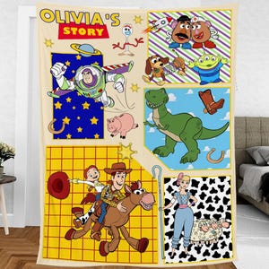 Puede incluir: Un tapiz colorido con personajes de la franquicia Toy Story. El tapiz est&aacute; dividido en nueve cuadrados, cada uno con un personaje o escena diferente. Los personajes incluyen a Woody, Buzz Lightyear, Jessie, Rex y el Sr. y la Sra. Potato Head. El tapiz tambi&eacute;n presenta el texto "Olivia's Story".