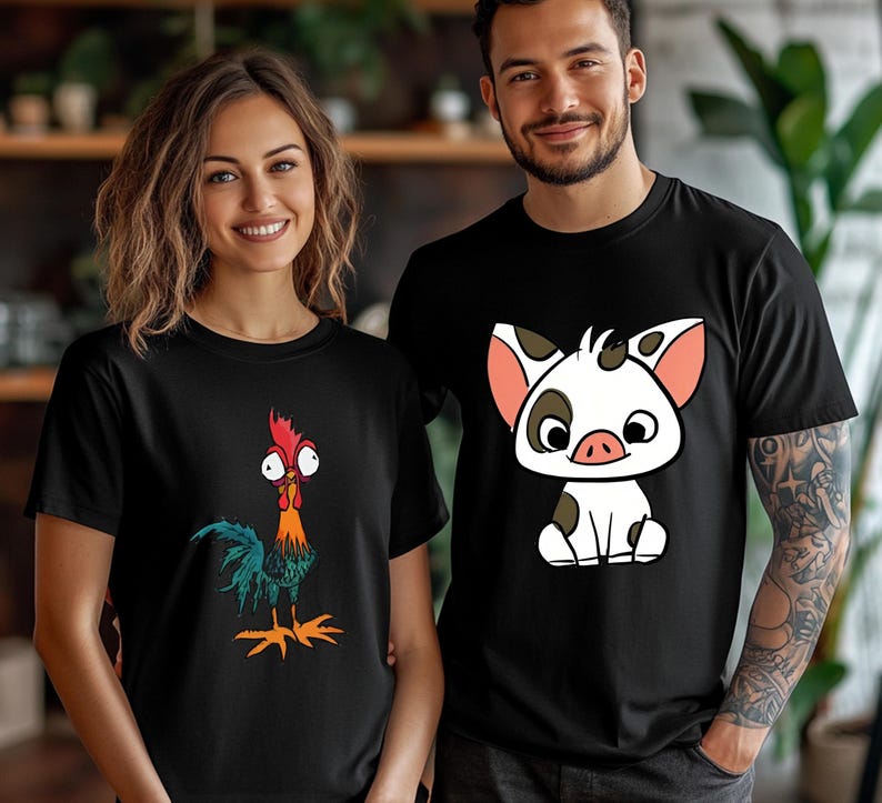 Puede incluir: Dos camisetas negras de manga corta y cuello redondo. Una camiseta presenta un gr&aacute;fico colorido de un gallo de ojos grandes con plumas rojas, naranjas y verde azulado. La otra camiseta muestra un gr&aacute;fico de un cerdito blanco con manchas marrones.