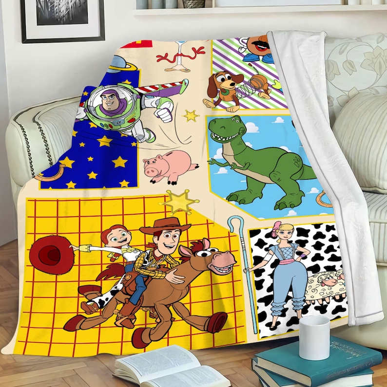 Puede incluir: Una manta de forro polar colorida con personajes de la franquicia Toy Story. La manta est&aacute; dividida en cuadrados con diferentes escenas de la pel&iacute;cula, incluyendo a Woody montando a caballo, Buzz Lightyear volando y Rex el dinosaurio. La manta es perfecta para acurrucarse en el sof&aacute; o llevarla a una noche de cine.