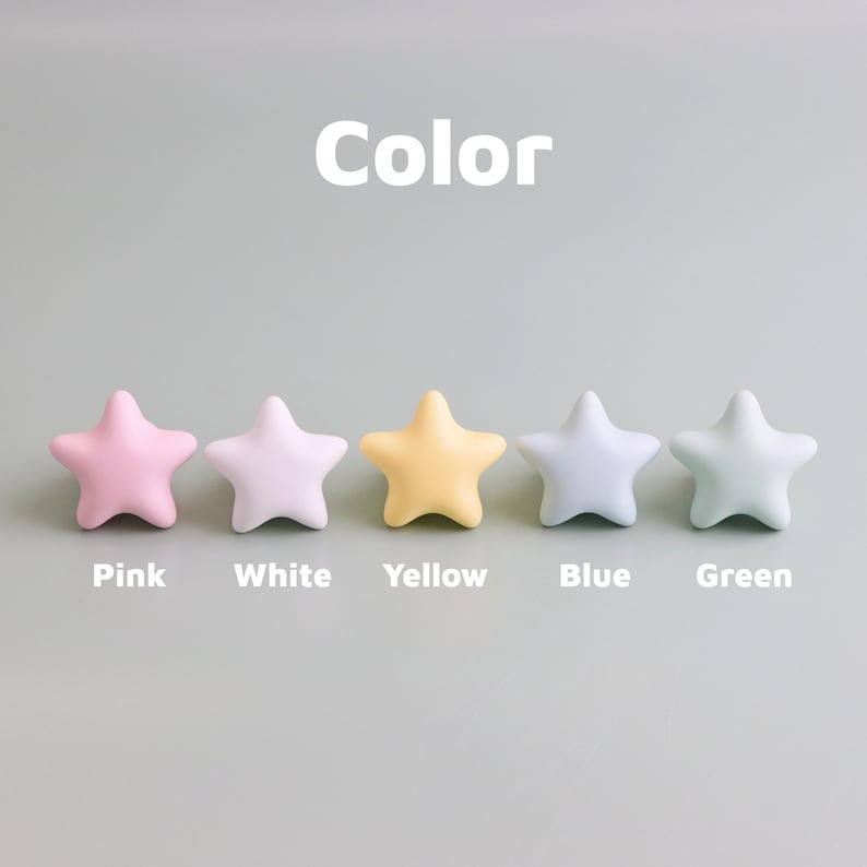 Op de afbeelding: Vijf stervormige objecten in roze, wit, geel, blauw en groen. Het woord "Kleur" staat boven de sterren, met de kleurnamen eronder. De sterren zijn gelijkmatig verdeeld tegen een lichtgrijze achtergrond.