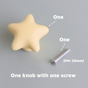 Op de afbeelding: Een stervormige kastknop in lichtgele kleur, met een bijpassende schroef. De tekst op de afbeelding luidt "E&eacute;n knop met &eacute;&eacute;n schroef". De schroef is gemarkeerd (M4-25mm).