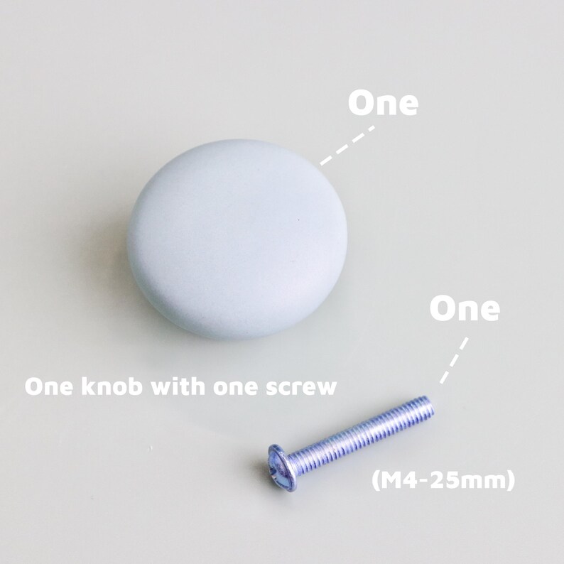 Op de afbeelding: Een lichtblauwe, ronde kastknop met bijpassende schroef. De tekst op de afbeelding luidt "One knob with one screw" en "(M4-25mm)".