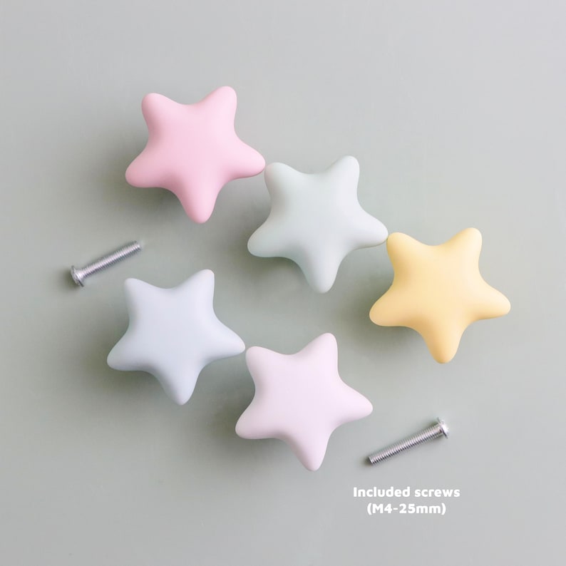 Op de afbeelding: Vijf stervormige kastknoppen in pastelkleuren: roze, lichtblauw, geel en mintgroen. Twee zilveren schroeven zijn inbegrepen. De knoppen zijn gemaakt van een glad materiaal. Ideaal voor kindermeubels of een grillig decoratiethema.
