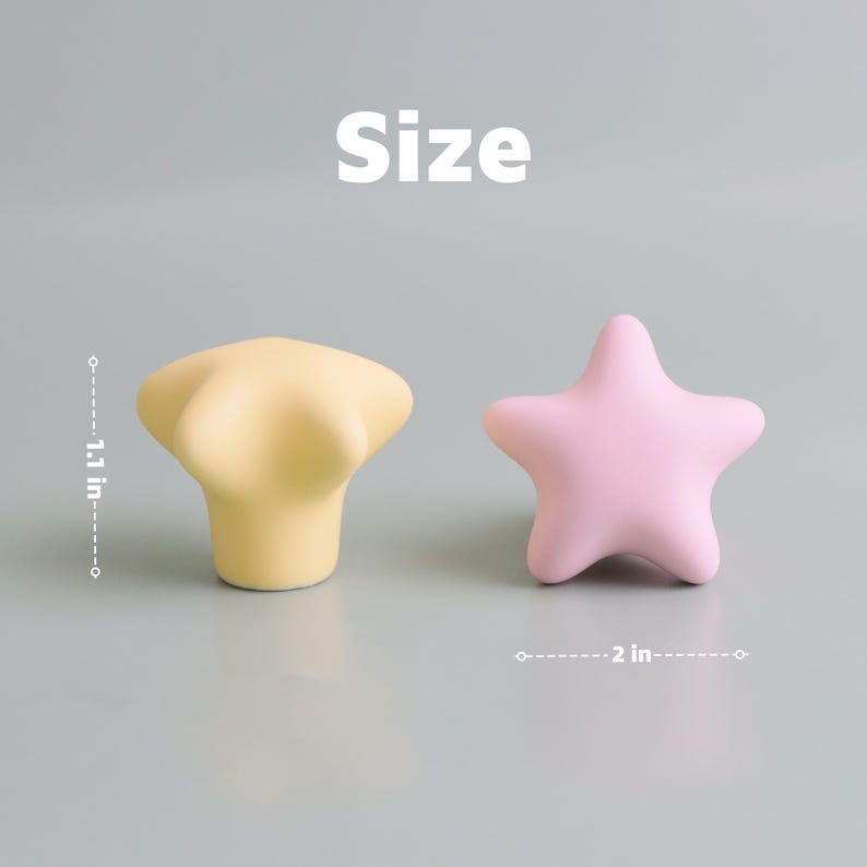 Op de afbeelding: Twee decoratieve kastknoppen. E&eacute;n is geel en bloemvormig, meet 2,8 cm. De andere is roze en stervormig, meet 5,1 cm. Het woord "Size" staat boven de knoppen.