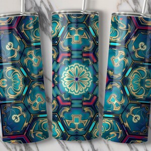 Puede incluir: Tres vasos de acero inoxidable con un patrón geométrico en tonos de azul, dorado y rojo. El patrón es un diseño repetitivo de hexágonos y otras formas.