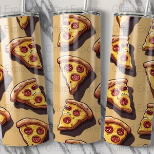 Puede incluir: Un vaso de acero inoxidable con un patrón repetido de rebanadas de pizza de dibujos animados sobre un fondo beige. Las rebanadas de pizza tienen pepperoni rojo y una corteza amarilla.
