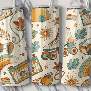 Puede incluir: Tres vasos de acero inoxidable con un diseño retro. El diseño presenta ilustraciones de patines, cámaras, gafas de sol, arcoíris y flores en tonos naranja, turquesa y beige. Cada vaso tiene una pajita.