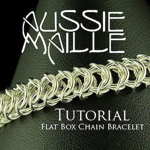 Può includere: Un braccialetto a catena d'argento realizzato con la tessitura a catena piatta. Il braccialetto è su una superficie in pelle nera. Il testo "TUTORIAL FLAT BOX CHAIN BRACELET" è sotto il braccialetto.