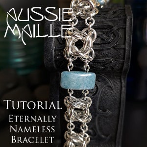 Op de afbeelding: Een zilveren kettingbaard armband met een blauwe edelsteen kraal. De armband heet "Eternally Nameless Bracelet" en is een tutorial van Aussie Maille.