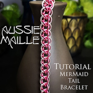 May include: A close-up of a handmade bracelet with a mermaid tail design. The bracelet features alternating silver and pink metal rings. The image also includes the text "Aussie Maille" and "Tutorial Mermaid Tail Bracelet".