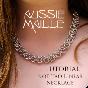 Peut inclure: Un collier en maille argentée avec un tutoriel pour un "Not Tao Linear Necklace" sur la poitrine d'une personne.