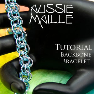 Puede incluir: Un brazalete de malla de cadena turquesa y plateado, llamado "brazalete columna vertebral", se muestra en una mano negra. El texto "Aussie Maille" y "Tutorial Backbone Bracelet" es visible en la imagen.
