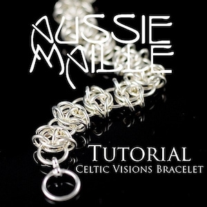 Könnte beinhalten: Nahaufnahme eines silbernen Kettenarmbands mit keltischem Knotenmuster. Das Armband besteht aus kleinen, ineinandergreifenden Metallringen. Das Bild enthält den Text "Aussie Maille" und "Tutorial Celtic Visions Bracelet" auf schwarzem Hintergrund.