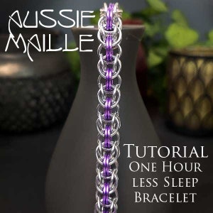 Op de afbeelding: Een zilveren en paarse kettingbaard armband met de tekst "Tutorial Eén uur minder slaap armband".