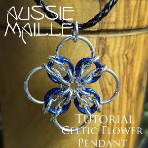 Op de afbeelding: Een zilveren en blauwe Keltische bloemenhanger met een zwart leren koord. De hanger is gemaakt van metalen ringen die in een ingewikkeld patroon zijn geweven. De tekst "TUTORIAL CELTIC FLOWER PENDANT" staat onder de hanger.