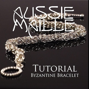 Op de afbeelding: Een tutorial voor een zilveren Byzantijnse kettingarmband. De armband is gemaakt van kleine, in elkaar grijpende metalen ringen. De afbeelding bevat de tekst "TUTORIAL BYZANTINE BRACELET".
