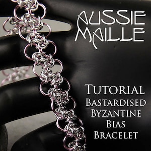Pode incluir: Um close-up de uma pulseira de malha de corrente prateada e rosa. A pulseira é feita com uma técnica chamada "Bastardised Byzantine Bias". A imagem inclui o texto "Aussie Maille Tutorial Bastardised Byzantine Bias Bracelet".